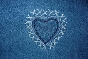 Un coeur cousu sur un vêtement