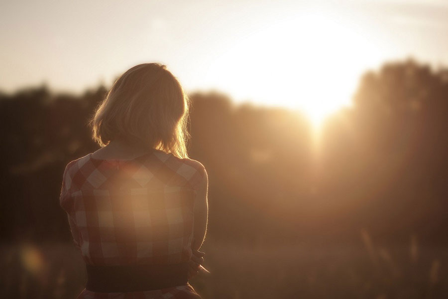 Une femme qui réfléchit à son avenir