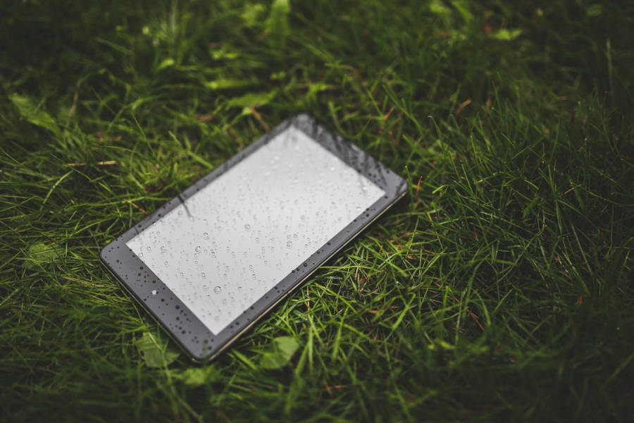 Un smartphone ou une tablette dans l'herbe