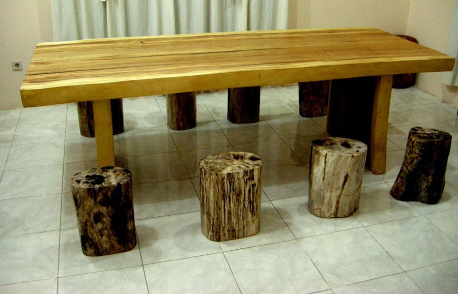 Une table à manger en bois