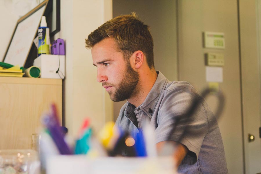 Un homme travaillant chez lui