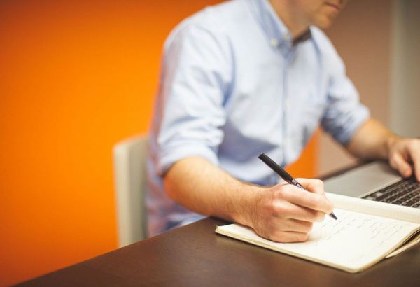 Un correcteur en pleine relecture d'un texte