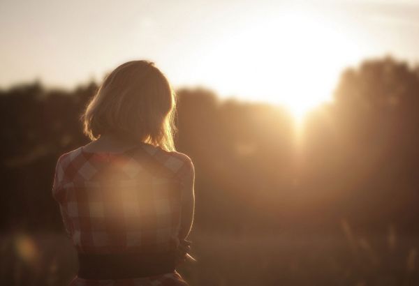 Une femme qui réfléchit à son avenir