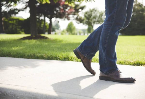 Une personne marchant sur un trottoir