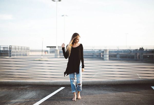 Un modèle femme pendant son shooting photo