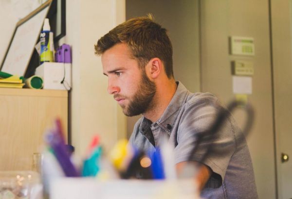 Un homme travaillant chez lui