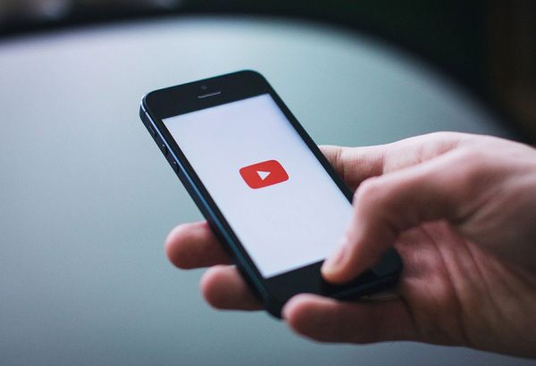 Un utilisateur du site web d'hébergement de vidéos YouTube